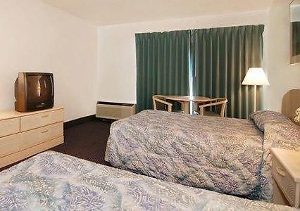 Rodeway Inn & Suites At The Casino Bossier City Room photo